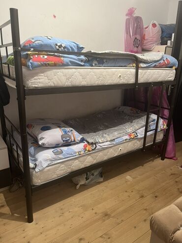 Təmir və tikinti: Oğlan və qız üçün, Çarpayı, Matras ilə, Dəmir