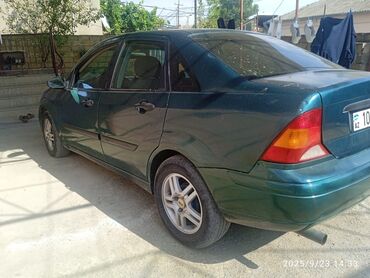 Ford: Ford Focus sedan (mk1) – yaşıl rəngli, 4 qapılı. Texniki və daxili — 5