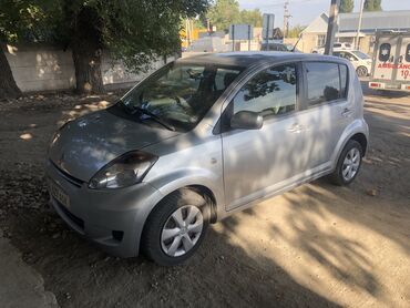 наклейки на авто: Daihatsu Sirion: 2009 г., 0.1 л, Механика, Бензин, Седан