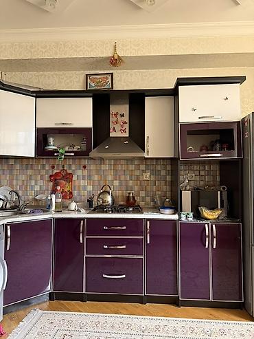 Bənövşəyi və ağ rənglərdə olan bu künc mətbəx dolabı dəsti müasir
