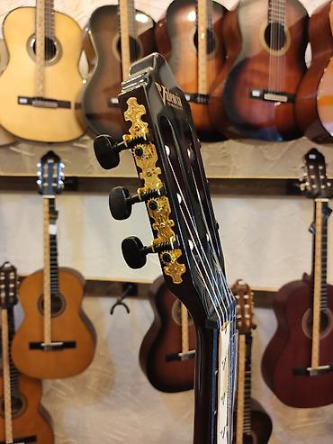 valencia gitara: Klassik gitara Model:Valencia VC263CSB Simlərin sayı: 6 Üst:Sitka — 3