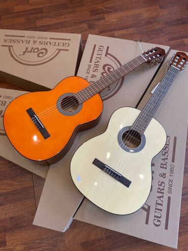 guitar: Hər iki klassik gitara @cort_guitars markasına aiddir. Dünyaca məşhur