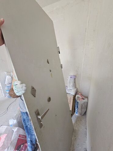 işlənmiş seyf qapı: Demir qapi 230/95sm
120azn
28may 3430 leli
