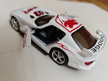 Avtomobil modelləri: Ağ rəngli diecast "Dodge Viper" modeli, qırmızı ilan emblemi və — 4