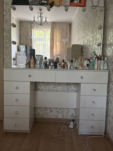 стол для кроя: Макияжный стол 8000