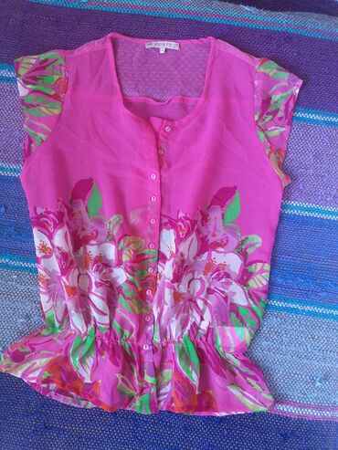 zenstvena dvobojna haljinica: Zenstvena bluzica sa floralnim motivima Ruzicasta cipka na ledjima