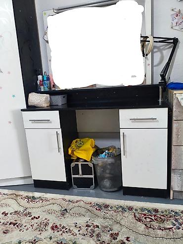 silver kitchen: Туалетный столик, Б/у, Со шкафом, цвет - Белый, ЛДСП — 1