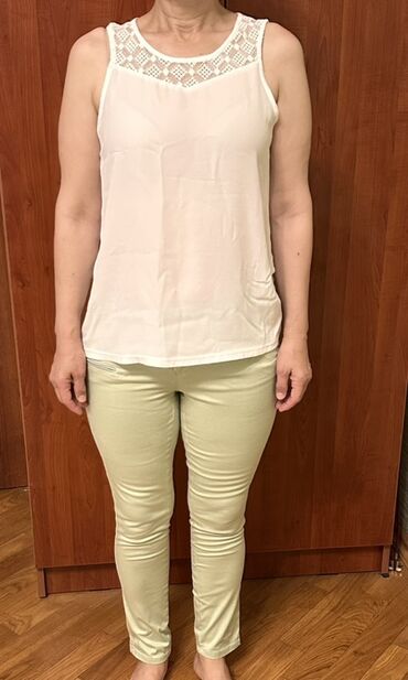 qadın şalvarı: Ağ rəngli qadın koftası – qolsuz, yüngül və nazik parça. Yuxarı