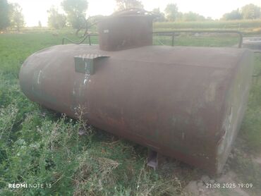 бензавоз бочка: Стальная горизонтальная емкость (резервуар) цилиндрической формы
