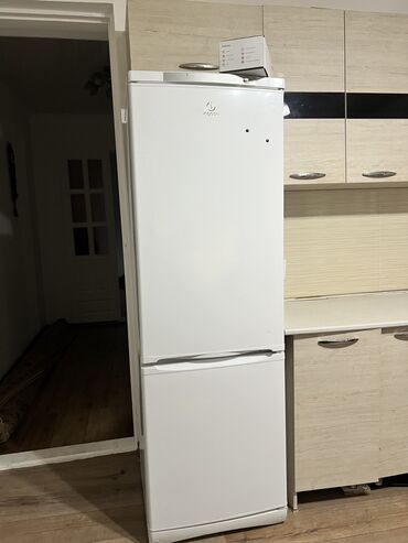 холодильник малинкий: Холодильник Indesit, Б/у, Двухкамерный