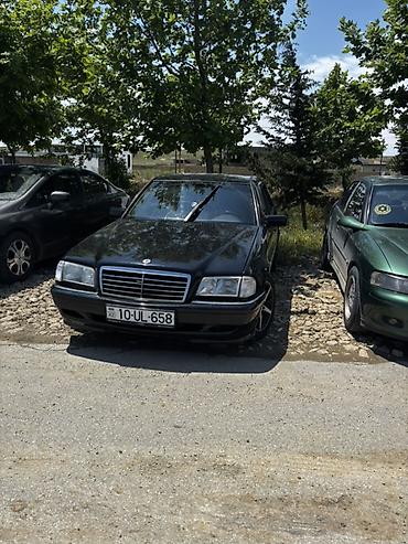 mercedes şəkilləri: Mercedes-Benz C‑Class (W202) sedan – qara rəng. Xüsusiyyətlər: - — 2