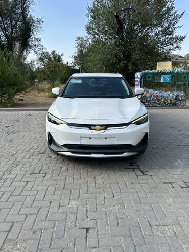 машина электирик: Электрический автомобиль Chevrolet Menlo в белом цвете. Модель имеет