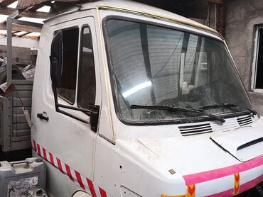 Скутеры: Мопед красного цвета с черными и серыми акцентами. Оснащен передней — 6