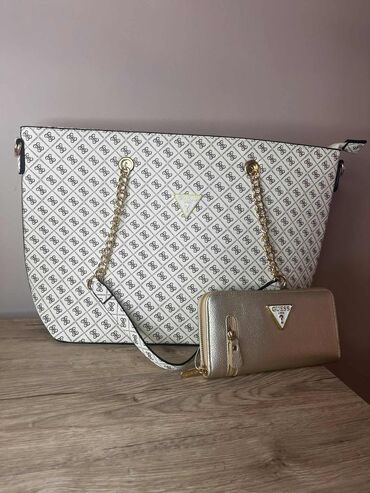 Torbe: Guess ❤️
Novčanik:
Cena 1750 din. +ptt 📌
Torbica:
Cena 2900 din +ptt 📌 — 10