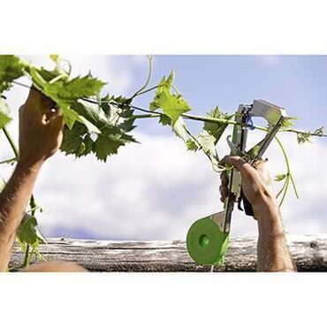 Baštenski alati i oprema: Makaze za vezivanje voca - tapetool. Cena 2700din. Vezačica tapetool — 12