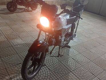 Кольца: AF50 skuter-tipli motosiklet - Rəng: ağ gövdə, qara plastiklər və