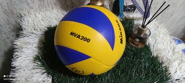 Спорт и отдых: Продаю два волейбольные мяча один новый красный бу в хорошем состоянии