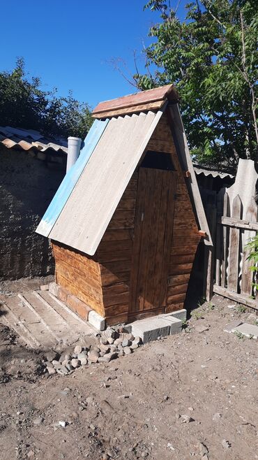 туалет из дерева: Туалет передвижной. Теремок