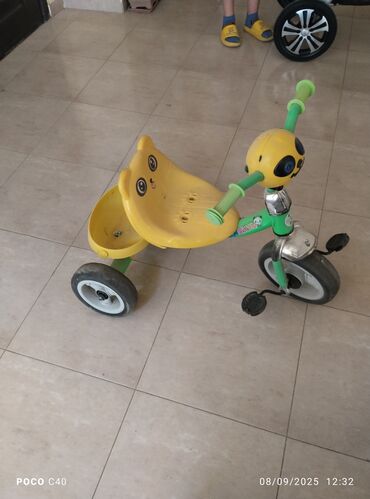 Uşaq velosipedləri: Uşaq üçtəkərli velosipedi - Rəng: sarı-yaşıl - Ön təkər pedallı, arxa