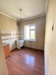 продаю или меняю на автомат: 2 бөлмө, 50 кв. м, 105-серия, 5 кабат, Эски ремонт