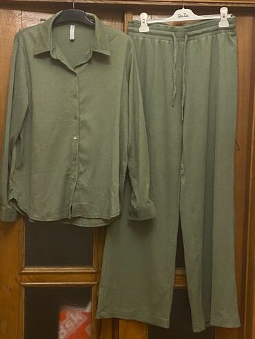 Köynək və bluzalar: Qadın geyimləri – 2 fərqli model 1) Ağ bluz: - Yumşaq, axıcı parça - — 26