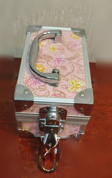 Sandıqlar: Mücrü qabı 2 əd mücrü(qızıl) qutu.Az İstifadə edilib. Yazılan qiymət — 3