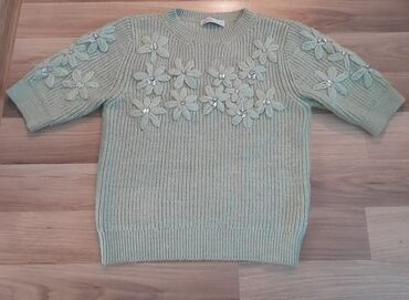 Dəstlər, kostyumlar: Hər biri 5 azn. xs s, l razmer var 1) Zolaqlı kardiqan - Rəng: yaşıl — 5