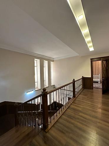 Долгосрочная аренда домов: 370 м², 6 комнат, Балкон застеклен, Забор, огорожен, Парковка — 5