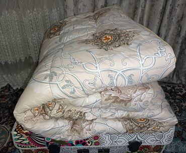 Комплекты постельного белья: Продам 2 постельных набора фирмы Kenzo. В один набор входит: 1 — 3