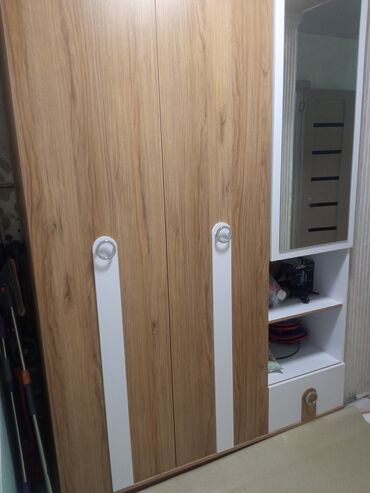 Divan və masa dəstləri: Açılan, 3 qapılı Düz dolab, Qarderob, paltar dolabı