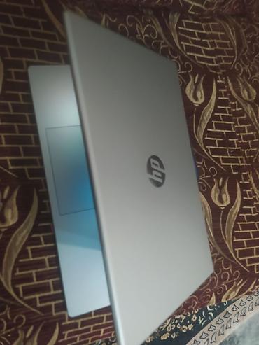 Ноутбуки HP: Ноутбук HP в серебристом корпусе. Оснащён полноразмерной клавиатурой с — 1