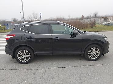 Nissan: Nissan Qashqai – kompaktan SUV, crna boja, 5 vrata. Glavne — 7