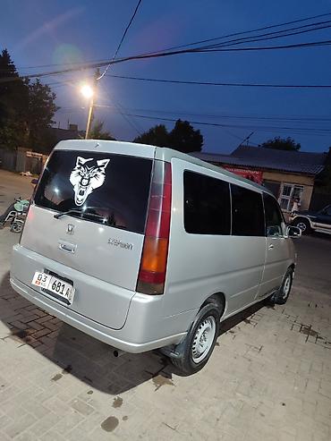 7 местка: Салон минивэна Honda с правым рулём. На фото представлен просторный — 9