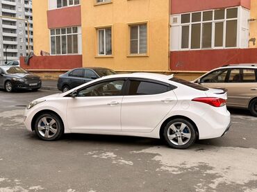 Hyundai: Hyundai Elantra sedan, ağ rəng, 5 yerlik, şəhər və tras üçün əlverişli — 7