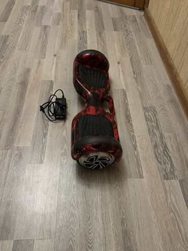 Giroskuterlər: Özünü tarazlayıcı elektrikli skuter (hoverboard) – qırmızı-qara alov