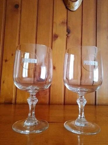 stepenice za wc za decu: Dve staklene čaše za pivo marke Pelforth. Čaše imaju karakterističan