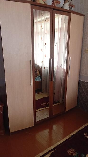 skaflar islenmis: İşlənmiş, 3 qapılı, Güzgülü, Bej, Taxta, Açılan, Düz dolab — 1