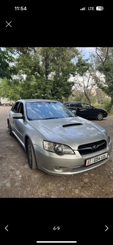 капият: Subaru Legacy серебристого цвета. Автомобиль имеет характерный