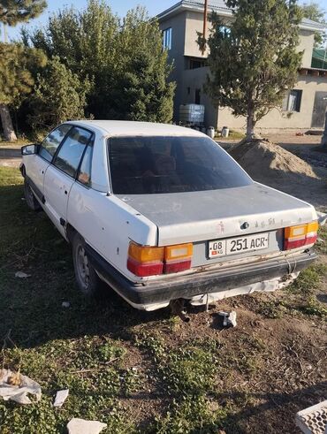 автомобили в расрочку: Audi 100: 1983 г., 1.8 л, Механика, Бензин, Седан