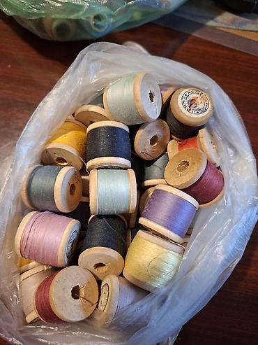 Аксессуары для шитья: Набор для рукоделия: пяльцы + большая подборка ниток Состав: - Пяльцы — 2