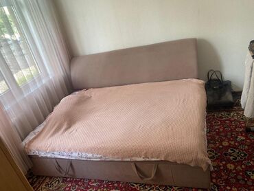 кровать кресло: Диван с мягкой обивкой и высоким изголовьем. Изголовье имеет изогнутую