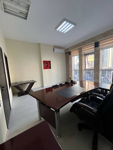 Uzunmüddətli kirayə mənzillər: ƏŞYALI 1 OTAQLI OFİS İCARƏYƏ VERİLİR – ƏHMƏD RƏCƏBLİ, ZARA PLAZA