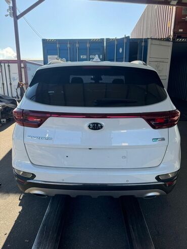 спортивные машины: Белый внедорожник Kia Sportage с четырьмя дверями и багажником