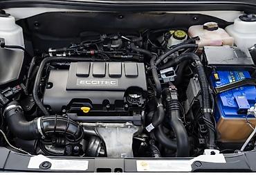 chevrolet cruze motor: Chevrolet Cruze sedan – ağ rəng, şəhər və magistral üçün rahat və — 8