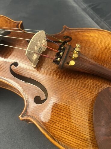 Skripkalar: Skripka dəsti - 4/4 ölçülü skripka (tam ölçü). Qızılı-qəhvəyi lütye — 5
