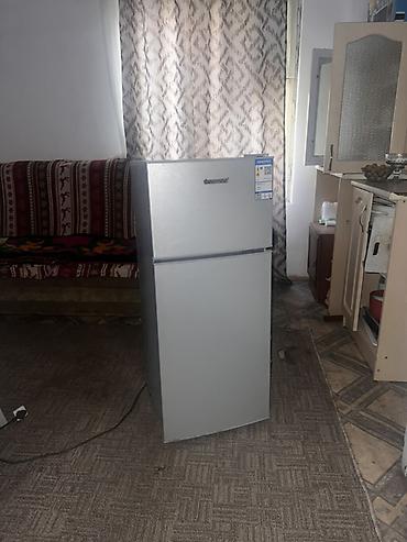 freezer: Компактный двухкамерный холодильник серебристого цвета. - Верхняя — 3
