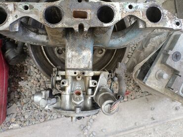 Скутеры: Мопед красного цвета с черными и серыми акцентами. Оснащен передней — 12