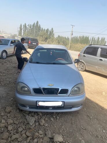 запчасти опель фронтера а: Серебристый седан Chevrolet Lanos, оснащенный механической коробкой