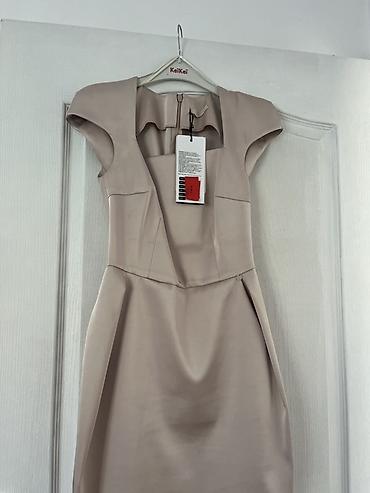 iris: Elegantna haljina midi dužine u bež/šampanj nijansi. Model sa kap — 3