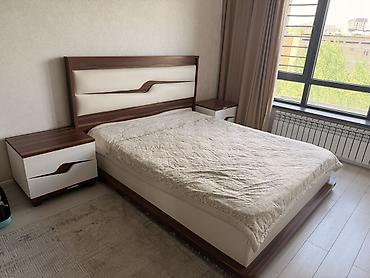 office table: Спальный гарнитур в современном стиле: кровать с высоким мягким — 1